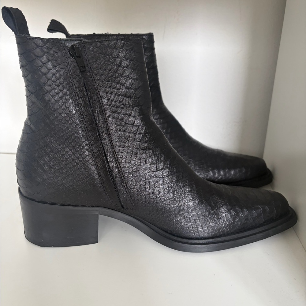 Men’s Aldo Zappa heel boots textures